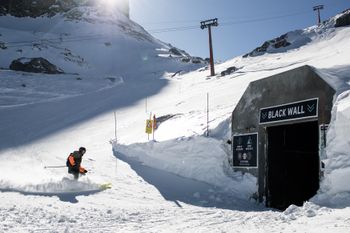 A 265-meter ski tunnel takes you to the Black Wall slope.