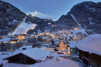 View of Ischgl and the illuminated valley run (no. 1).