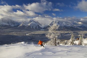 The Lake Louise resort offers you a unique panorama of the mountains.