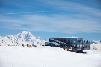 Restaurant Le 360 is located by Montalbert gondola.