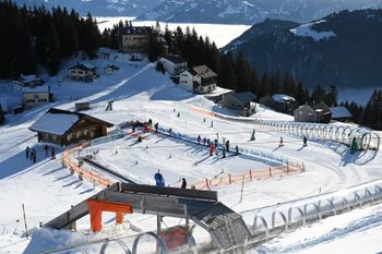 Twelve modern lifts whisk skiers from the valley up to the slopes – with both base stations just five minutes from the motorway.