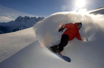 Getting to the ski area is as easy as it seems to be in this picture over here: The Portes du Soleil region is, thanks to Geneva International Airport, within reach of all major European cities.