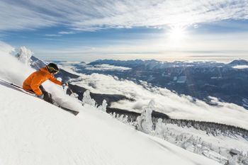 Revelstoke offers plenty of must-ski runs doable for beginners, intermediates, and expert skiers.