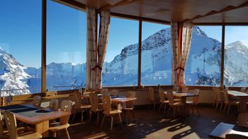 Lunch break with a view at the Restaurant 3303