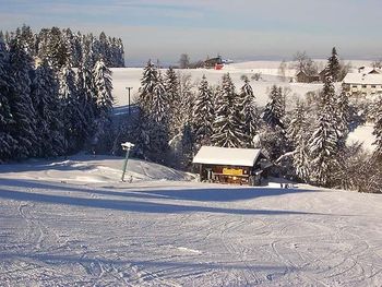 Hungry skiers stop in the Liftestüble at the base station.