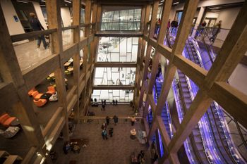 There are several restaurants and cafés.