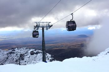 The new 10-passenger gondola Sky Waka leads to the Knoll Ridge Chalet, where the highest restaurant in New Zealand is located at 2020m.