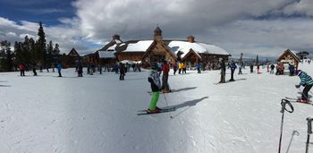 The Lodge at Sunspot does not only provide panoramic views, but also fine dining at 10,700ft.