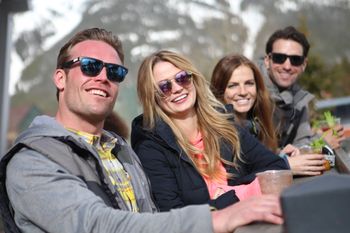 Ob Jill’s Umbrella Bar, On the Rockies oder Snowbridge Square - jeder kommt im Skigebiet auf seine Kosten.