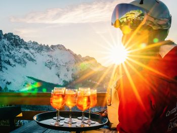 Am Nachmittag kann man den Tag noch gemütlich mit einem Drink auf den Sonnenterrassen ausklingen lassen.