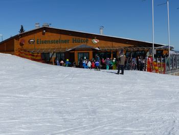 Die Eisensteiner Hütte befindet sich in herrlicher Ausrichtung unterhalb der Gondel-Bergstation.