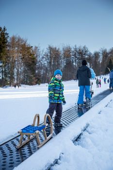 Schlittenfahrer kommen mit dem Zauberteppich bequem nach oben.