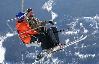 Im Skigebiet gibt es für jeden eifrigen Skifahrer eine warme Mahlzeit für Zwischendurch - ganz nach dem jeweiligen Geschmack.