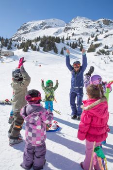 In der Schneesportschule Bivio erlernen die Kleinen spielerisch das Skifahren.