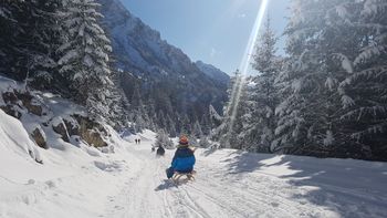 Nach dem Skifahren ist Rodeln angesagt.