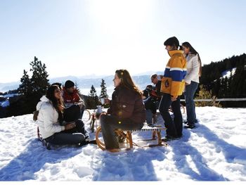 Nach dem Skifahren kann die Landschaft mit dem Schlitten erkundigt werden.