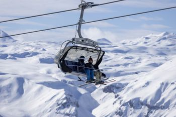 Moderne Liftanlagen bringen dich im Skigebiet Gudauri auf die Pisten.