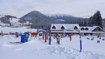 Im Kinder Funpark helfen Zauberteppiche bei den ersten Schwüngen im Schnee.