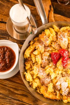 Österreichische Schmankerl wie der Kaiserschmarrn dürfen im Skigebiet nicht fehlen.