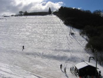 Ein Doppelschlepplift bringt Wintersportfreunde auf den Mäuseberg (550m).