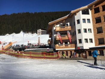 Im Ortsteil Uga laden direkt an der Talstation gleich zwei Après-Ski-Lokale zum Absacker nach dem Skifahren ein.