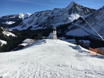 Das Wahrzeichen von Damüls: die kleine Kirche.