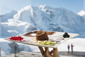 Nach dem Skifahren kannst du dich von kulinarischen Köstlichkeiten verwöhnen lassen.