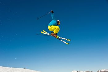 Freestyler kommen im Skigebiet Dreiländereck Arnoldstein im Funpark auf ihre Kosten.