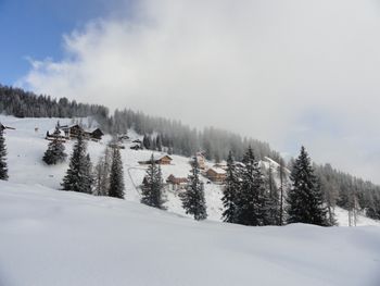 Tiefverschneite Almhütten - viele davon zu mieten