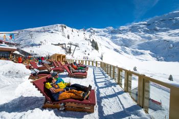 Liegestühle gibt es auf der Terrasse am Berghotel Trübsee.