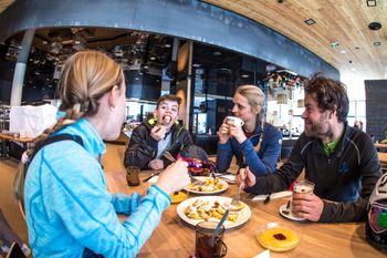 In den Skihütten kannst du dich mit regionalen Schmankerln stärken.