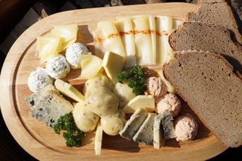 Auf den Hütten in Kärnten werden Wintersportler mit regionalen Köstlichkeiten wie der Kärntner Käseplatte verwöhnt.