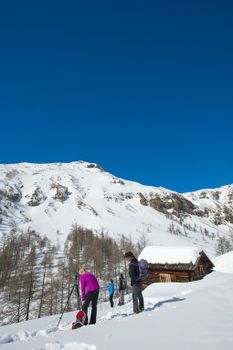 Als Aktivität nach dem Skifahren bietet sich eine Schneeschuhwanderung mit Wildtierbeobachtung wie hier im Nationalpark Hohe Tauern an.