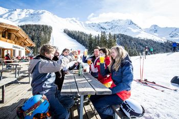 Zur Mittagspause besteht die Wahl zwischen dem Gletscherrestaurant Weißsee und der Ochsenalm.