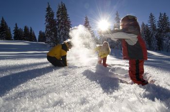 Auf Winterwanderungen kannst du die verschneite Landschaft genießen.