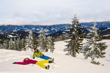 Die Winterwege bieten Gelegenheiten, im unberührten Schnee herum zu tollen.