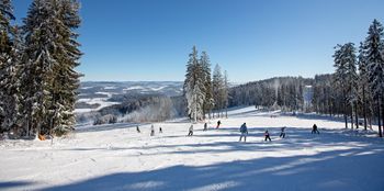 Das Skigebiet befindet sich in der Südböhmischen Region in Tschechien.