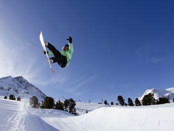 Der K-Park zieht mit seinen Obstacles alle Freestyler, sowohl auf dem Snowboard als auch auf den Skiern, an.