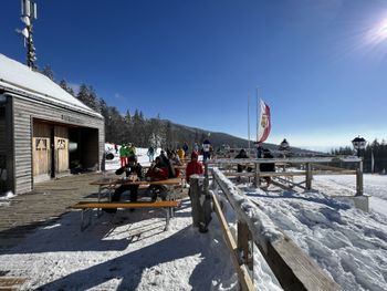 An der Mittelstation der Gondelbahn liegt die sonnige Terrasse des Gasthaus zum Überleben.