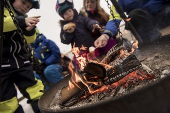Entspanne in einer der urigen Hütten und wärme dich bei herzhaften Spezialitäten auf.