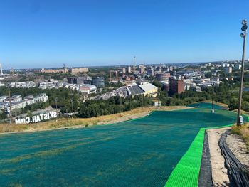 Auf der neuen Kunstgras-Anlage kann man auch in den Sommermonaten Skifahren.