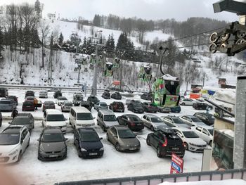 Direkt an der Talstation der Gondelbahn gibt es viele kostenlose Parkplätze.