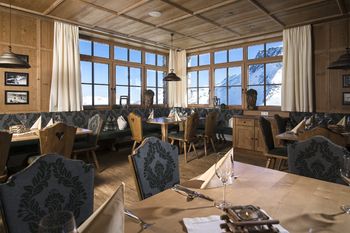 Im Spannagelhaus kann man drinnen oder draußen sitzen.