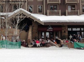 Gehobenes und ruhiges Après-Ski: Das Peak Restaurant an der Talstation der Bridger Gondola!