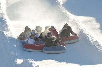 Snowtubing ist ein großer Spaß im Skigebiet.