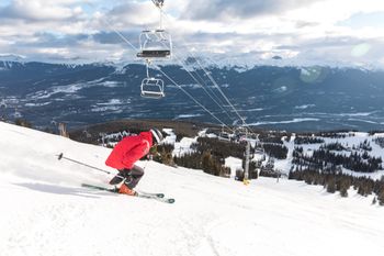 Sieben Lifte gibt es im Skigebiet, darunter sechs Sessellifte.