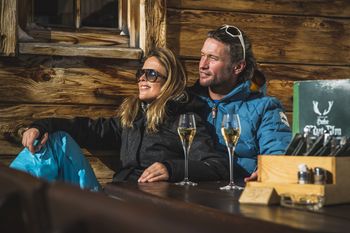 Bei Sonnenstrahlen macht auch jeder noch so aktive Wintersportler gern mal ein Päuschen auf der Terrasse.