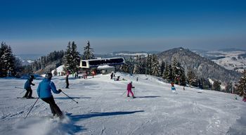 Mit seinen vielen blauen und roten Pisten ist das Skigebiet perfekt für Familien.