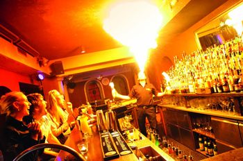 Spektakulär geht es in manchen Après-Ski-Bars in Obertauern zu.