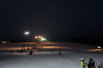 Beim Nachtskilauf ist der Lift von 17 bis 21 Uhr in Betrieb.